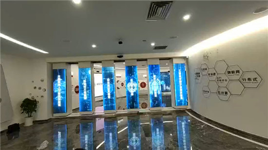可移動(dòng)拼接屏_工商銀行智慧銀行_摩拓為提供技術(shù)支持