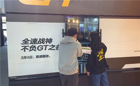 展會現(xiàn)場體驗(yàn)者使用摩拓為手動透明滑軌屏了解產(chǎn)品